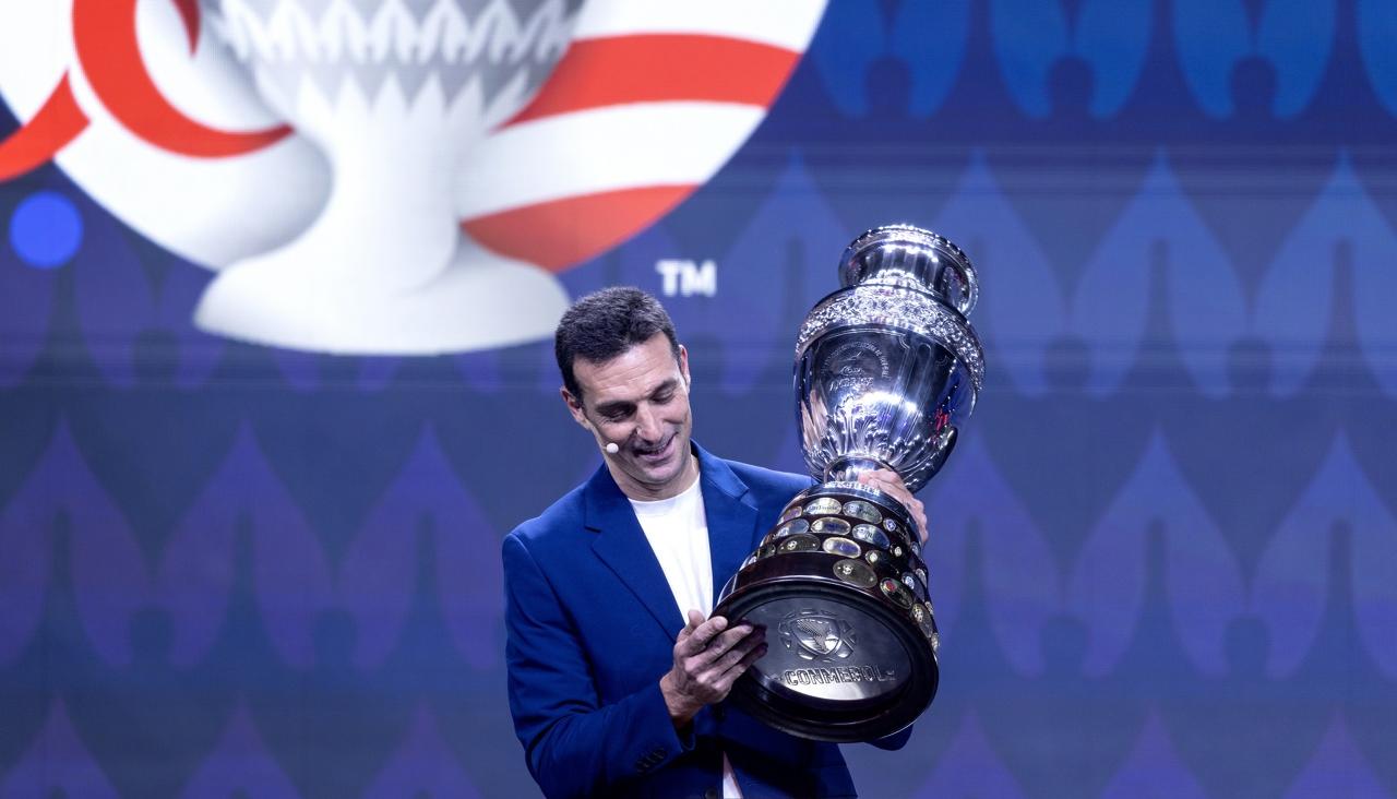 El técnico de Argentina, Lionel Scaloni, con el trofeo de la Copa América, que ganó con su Selección en 2021. 