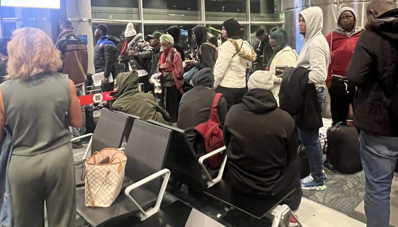 Los ciudadanos africanos permanecen en el área de salidas internacionales