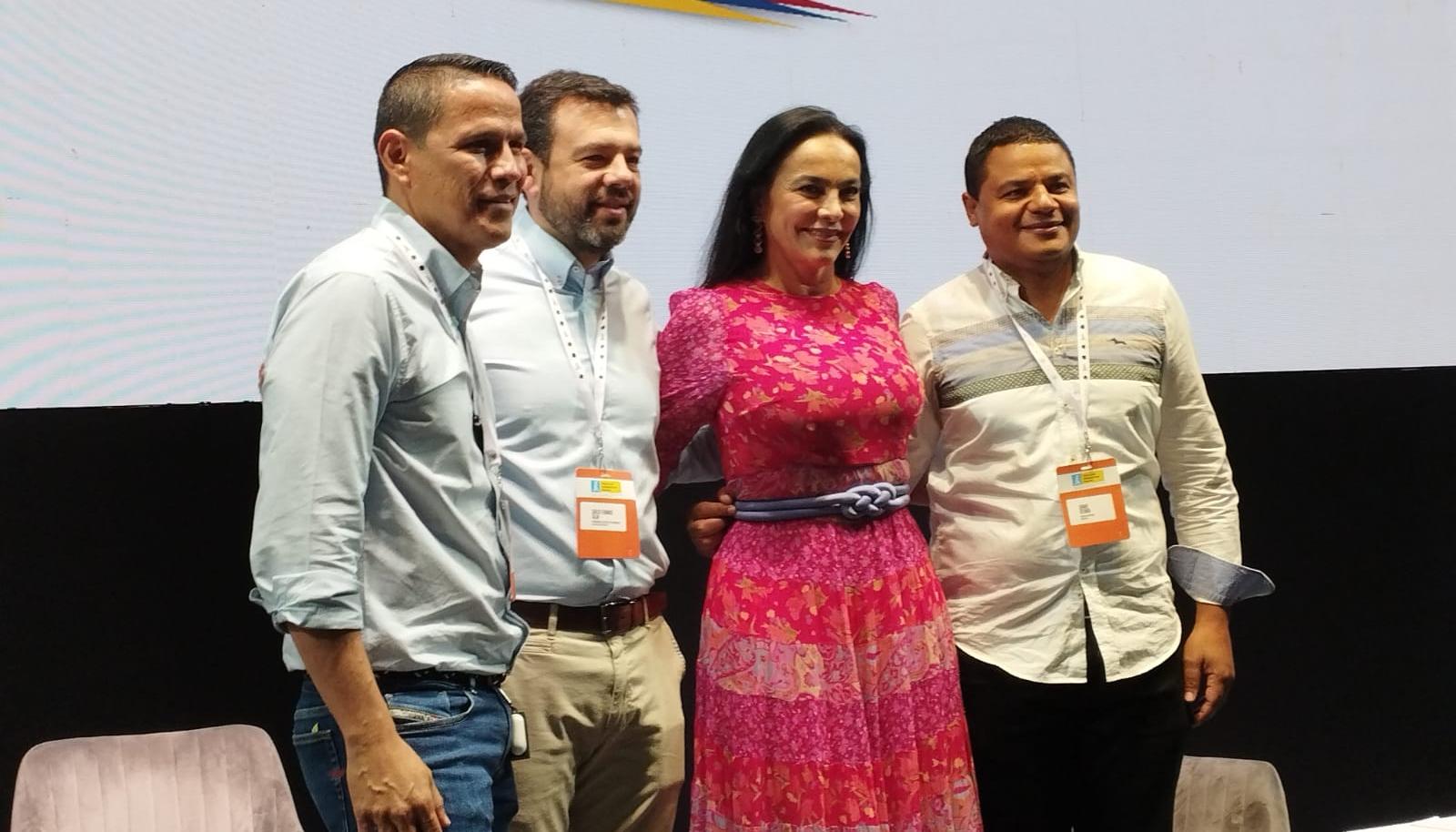 Alcaldes electos de Cúcuta, Bogotá y Riohacha, con la presidenta de Asocapitales.