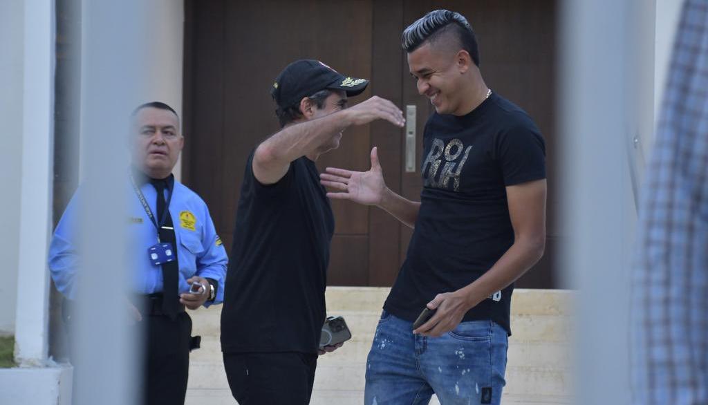 Alejandro Char con el jugador Víctor Cantillo. 