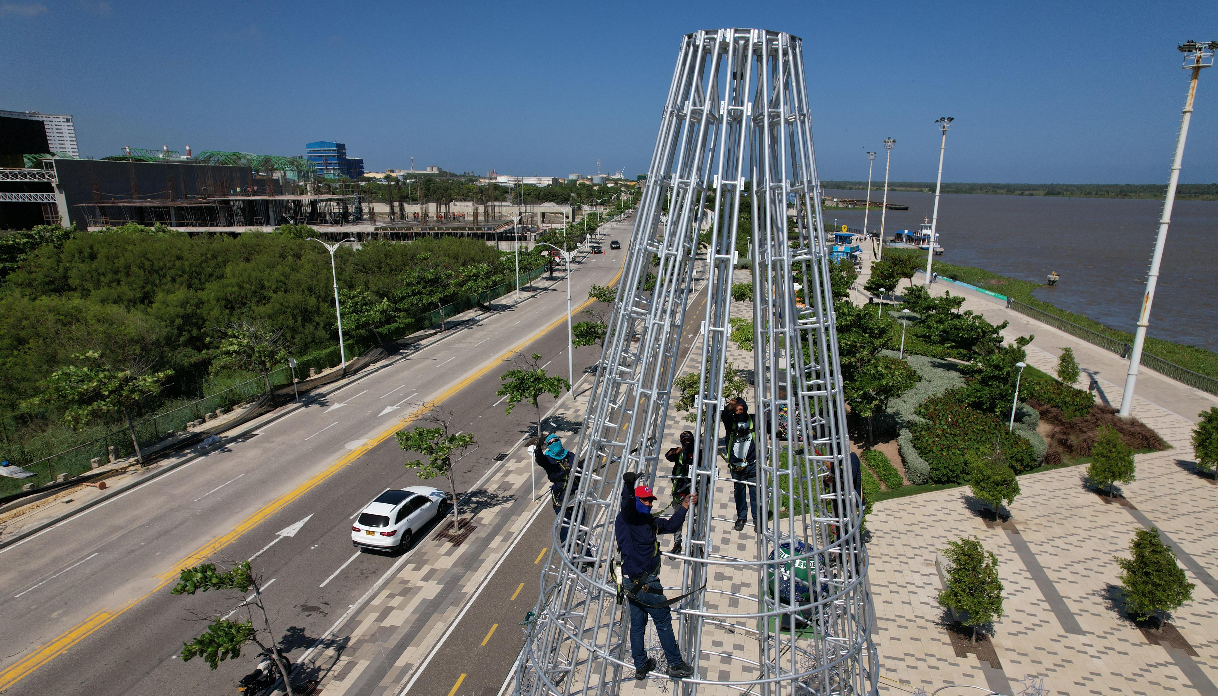 Avanza el alumbrado Navideño en el Gran Malecón.