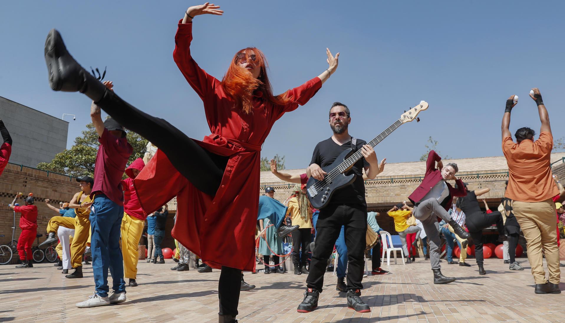  Artistas acompañados de la agrupación musical Burning Caravan realizan un ensayo de la obra