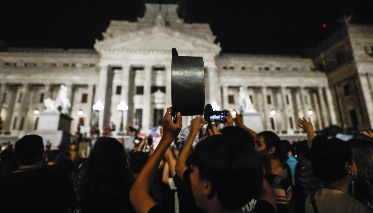 Cacerolazo frente al Congreso de la Nación en Buenos Aires.