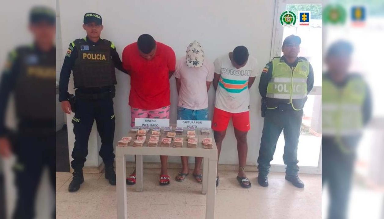 Los tres presuntos fleteros capturados. 