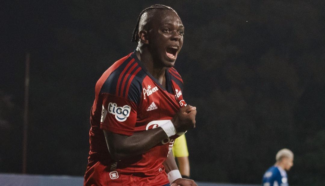 El delantero Edwuin Cetré.