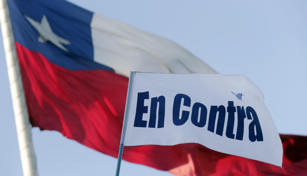 Integrantes del Team Patriota celebran resultados del plebiscito constitucional.
