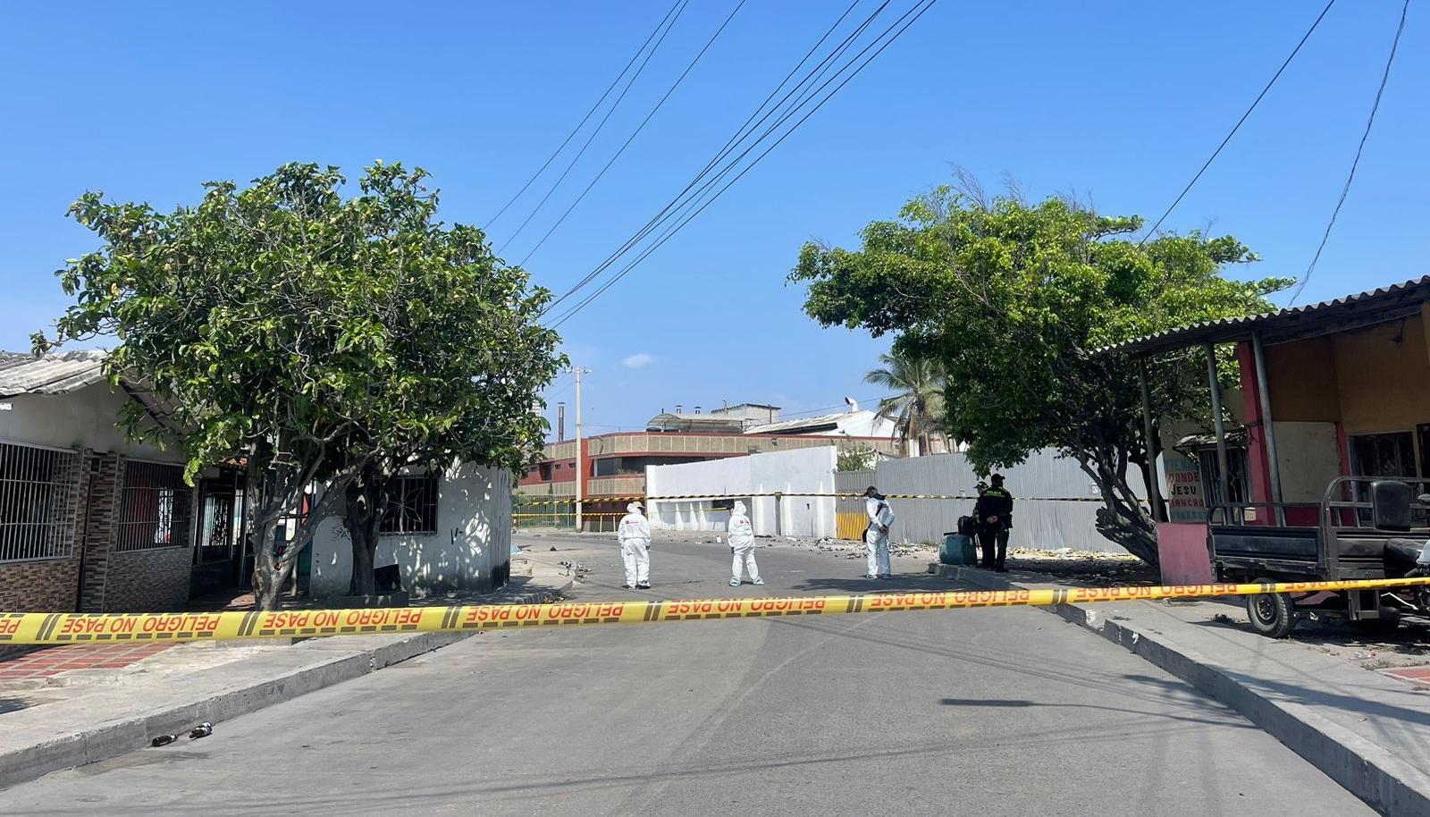 El CTI de la Fiscalía realizando la inspección del lugar donde se cometió un hecho de sangre. 