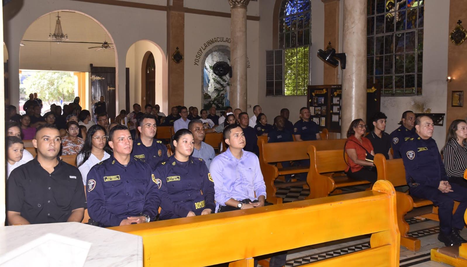 Cuerpo de Bomberos rinden homenaje a Javier Solano.