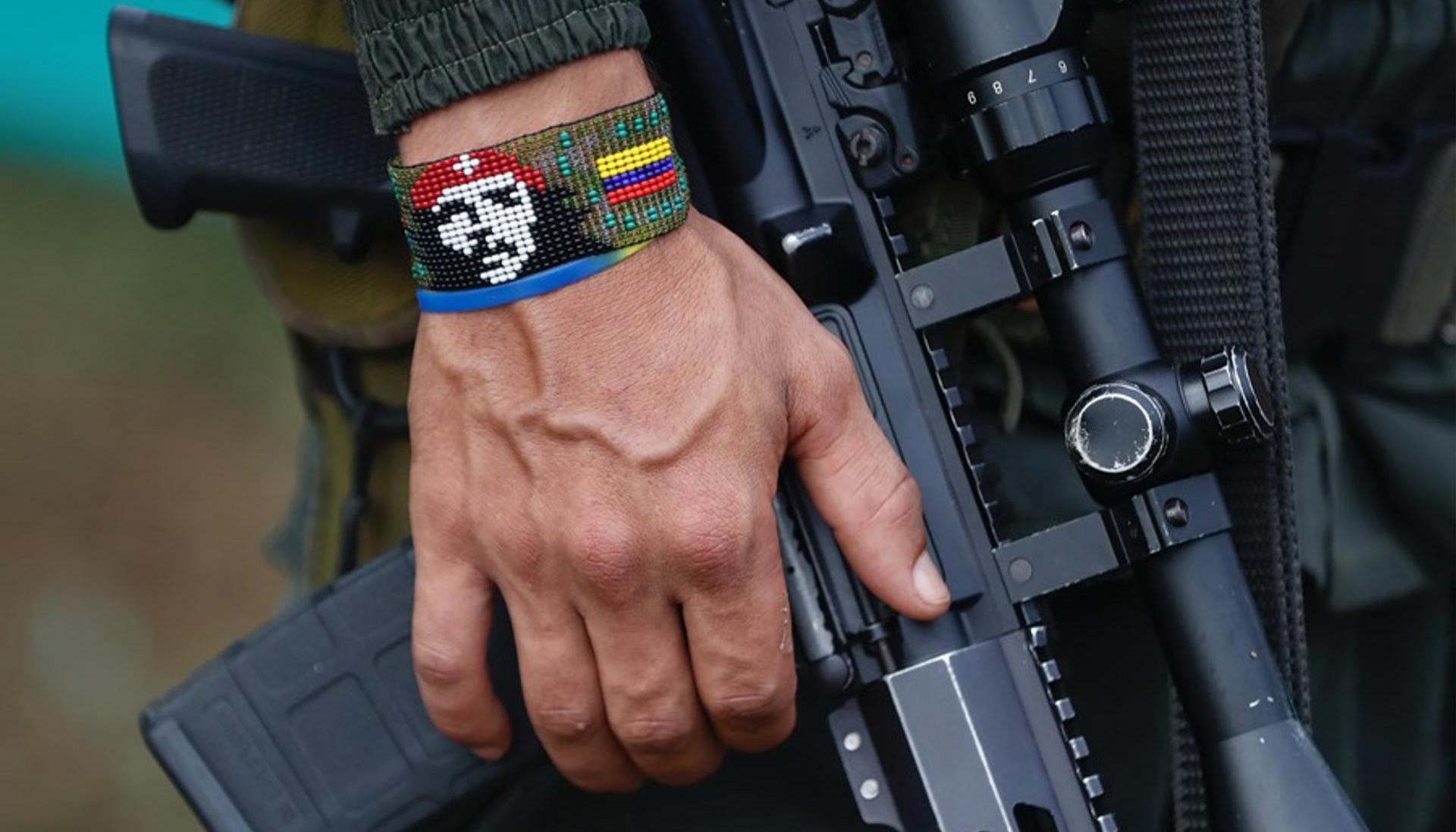 Un guerrillero de las disidencias de las FARC sostiene un fusil. 