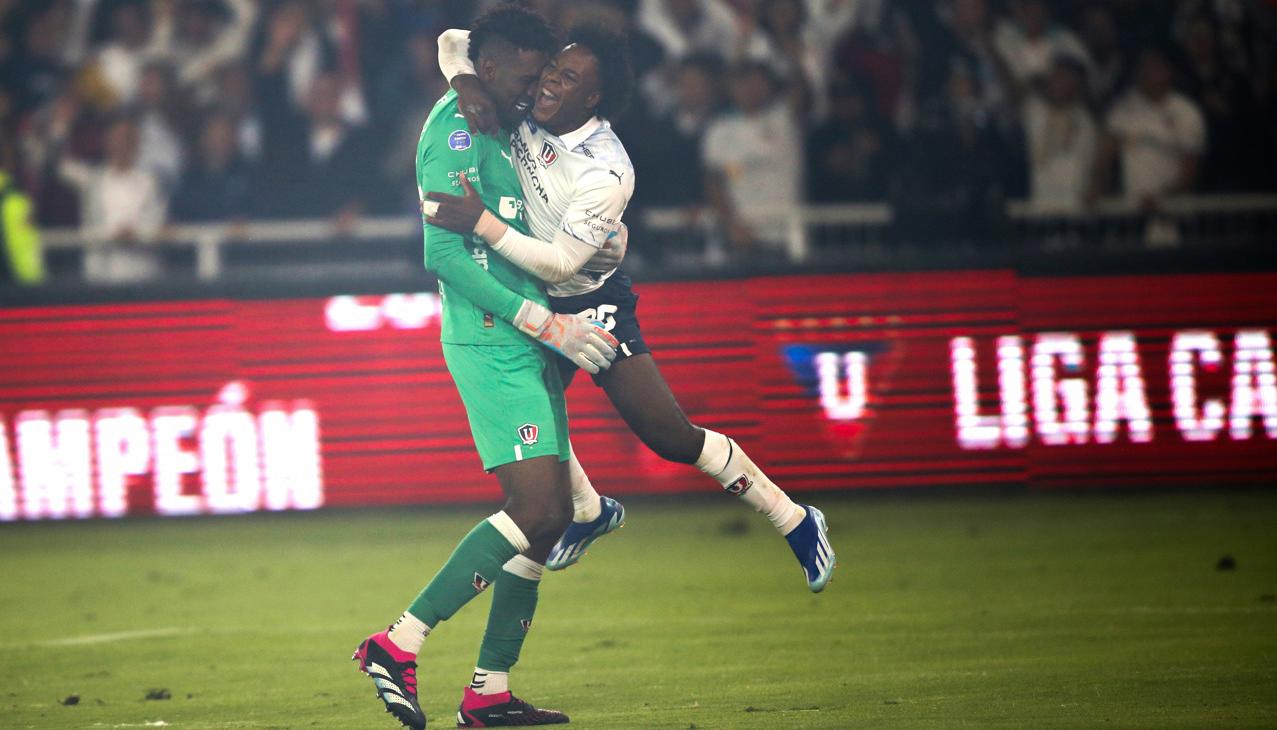 Alexander Domínguez celebra el título con su compañero Jhojan Julio.