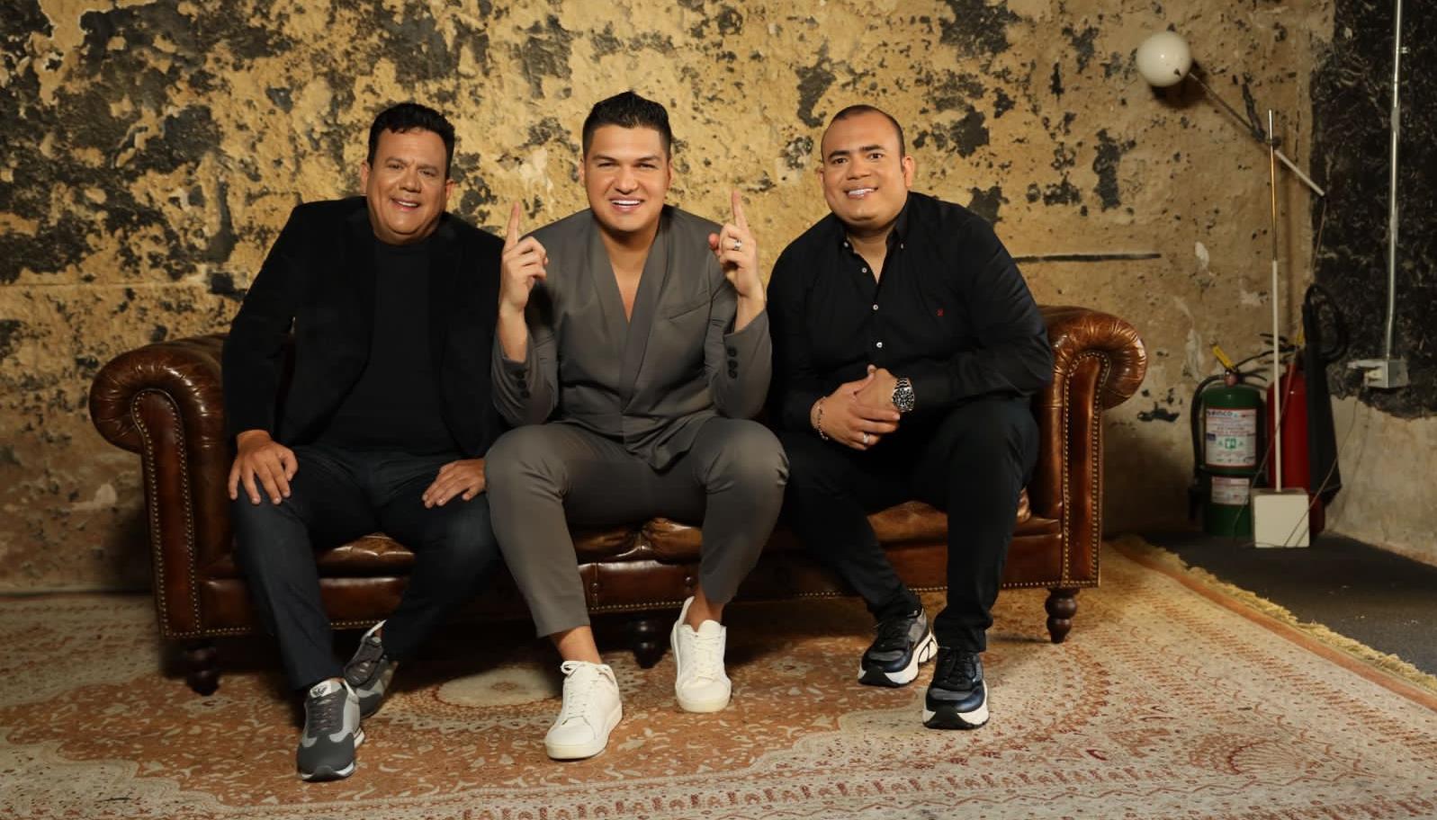 Elder Dayán junto a sus managers.