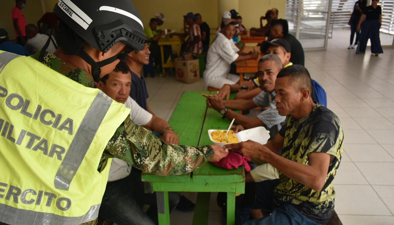 Los habitantes de la calle recibieron desayuno. 