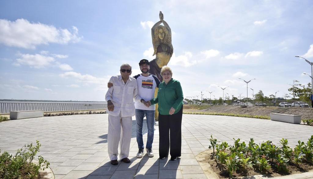 El Alcalde Jaime Pumarejo con los padres de Shakira, Nidia y William.