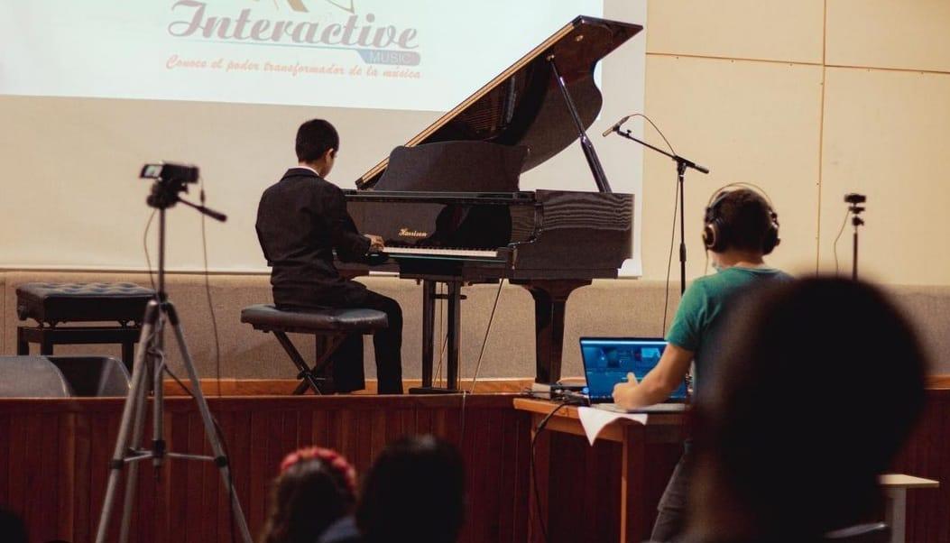 Estudiante durante un recital.