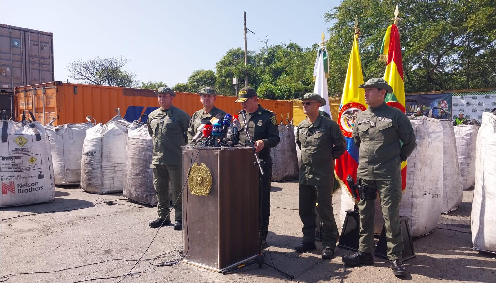 General William Salamanca, Director de la Policía, en rueda de prensa en el Puerto de Barranquilla. 