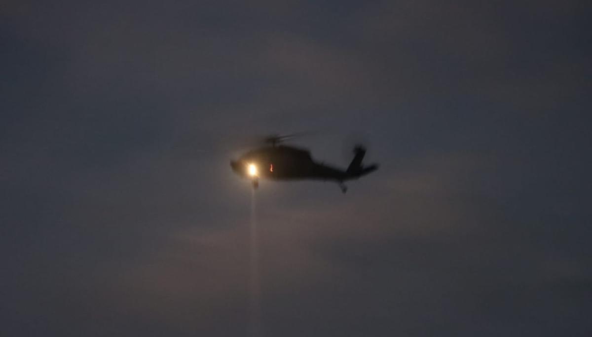 Uno de los helicópteros Blackhawk en las labores de búsqueda. 