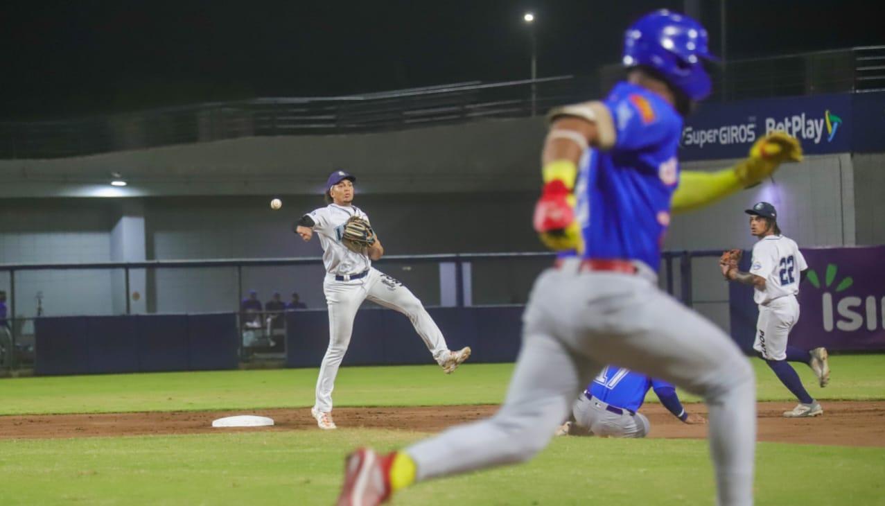 Javier Rivas, de Leones, se apresta a completar una jugada de doble matanza en primera base. 