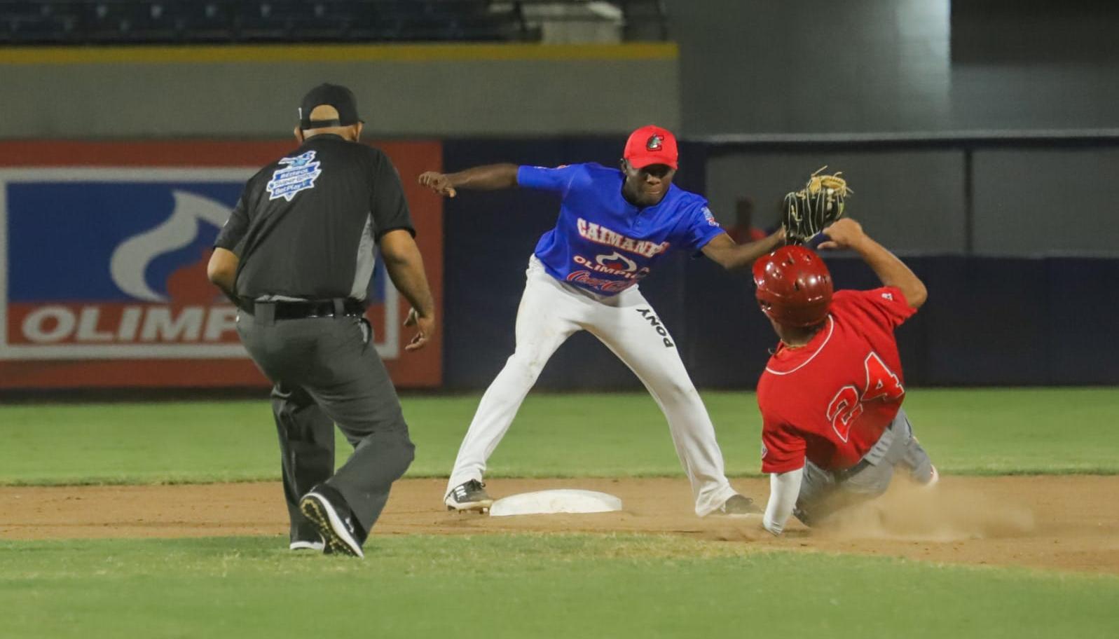 Édgar Barrios, de Caimanes, pone out en segunda al corredor Ángel Contreras. 