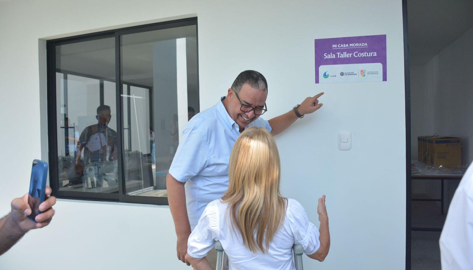 El alcalde Roberto Celedón y la Gobernadora Elsa Noguera en la entrada de la Casa de la Mujer. 