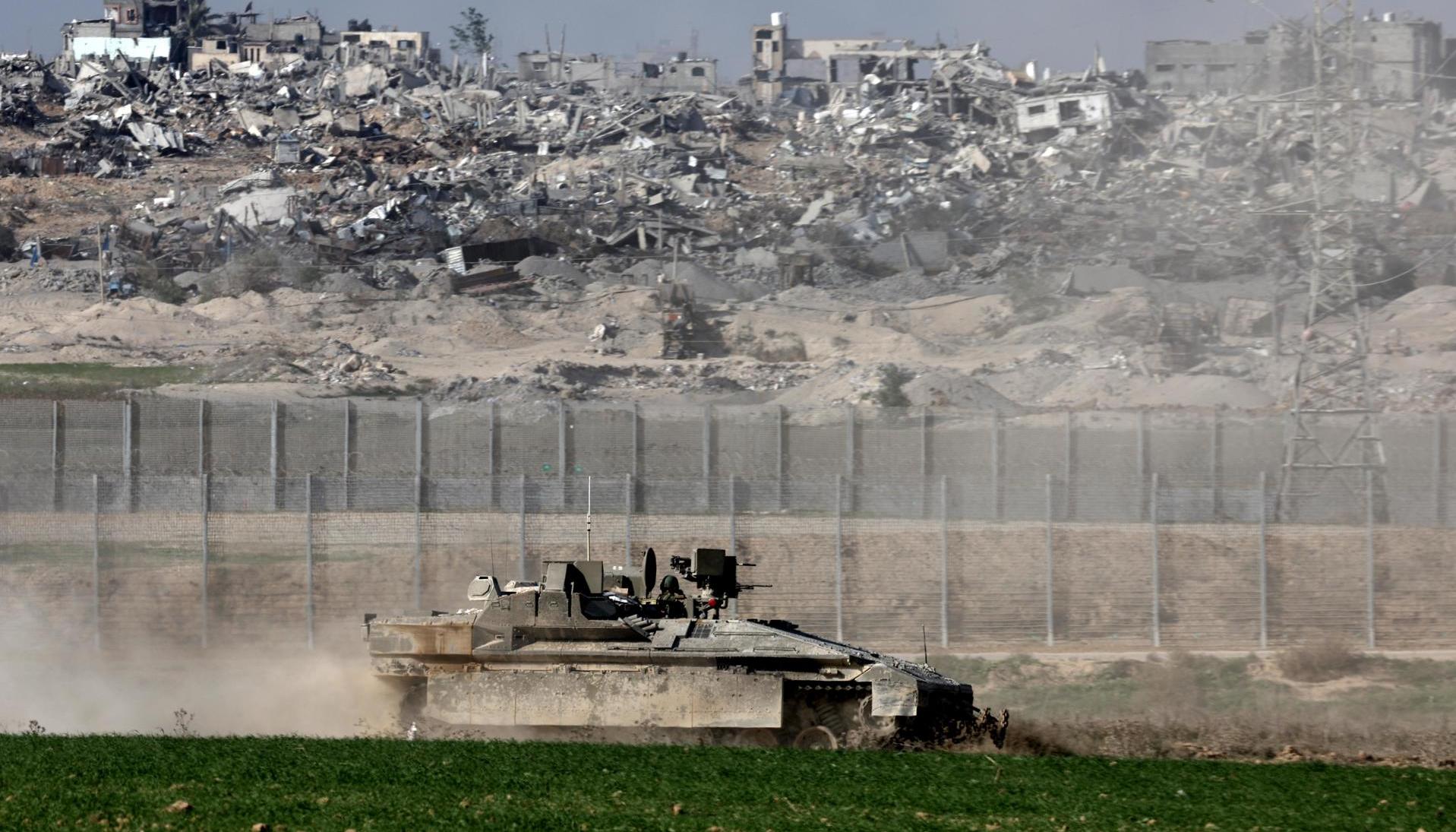 Un tanque israelí cerca de la franja de gaza.