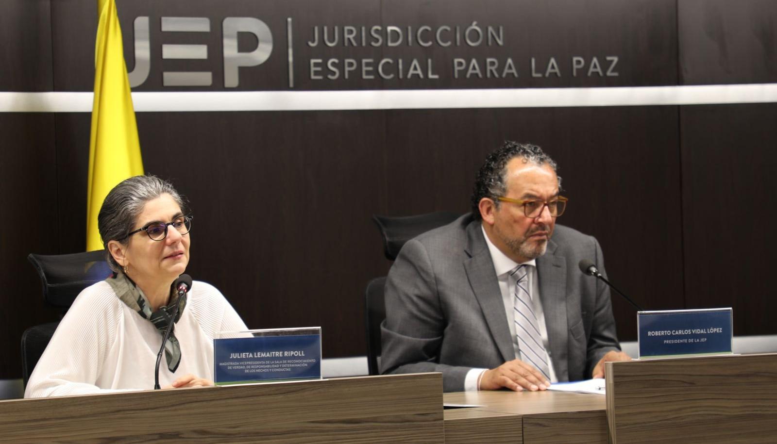 Magistrada Julieta Lemaitre y el presidente de la JEP, Roberto Vidal.