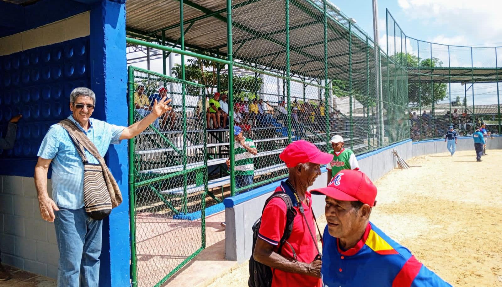 Julián Conrado, saliente alcalde de Turbaco entregando el estadio de sóftbol. 