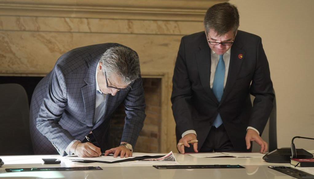 Luis Fernando Velasco y Joaquín de Arístegui firmando el convenio.