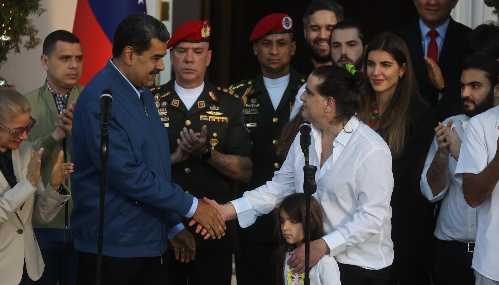 El Presidente Maduro y el empresario Alex Saab se saludan en el Palacio de Miraflores