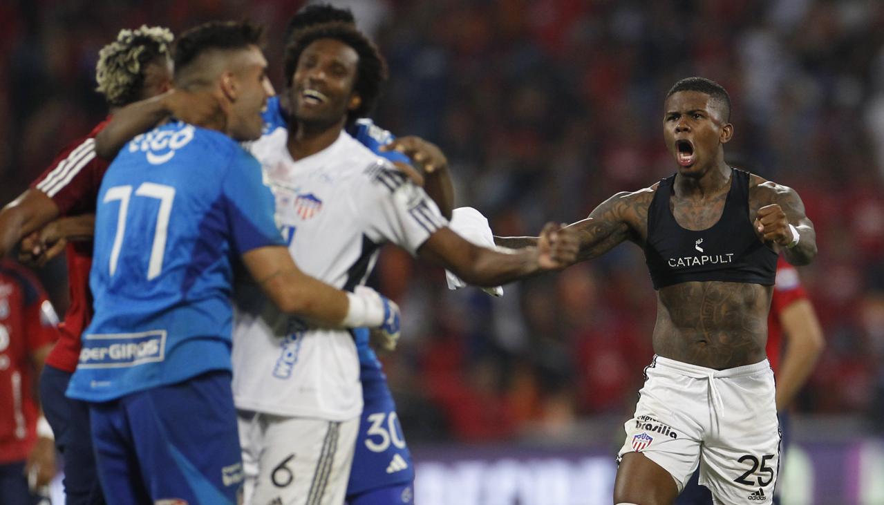Santiago Mele y Didier Moreno celebrando.