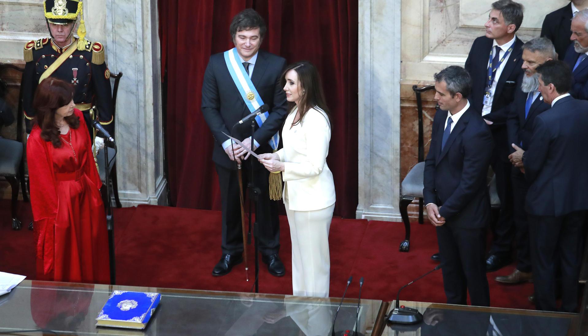 El Presidente Javier Milei con la Vicepresidenta saliente de Argentina, Cristina Fernández durante la ceremonia en el Congreso de la Nación.