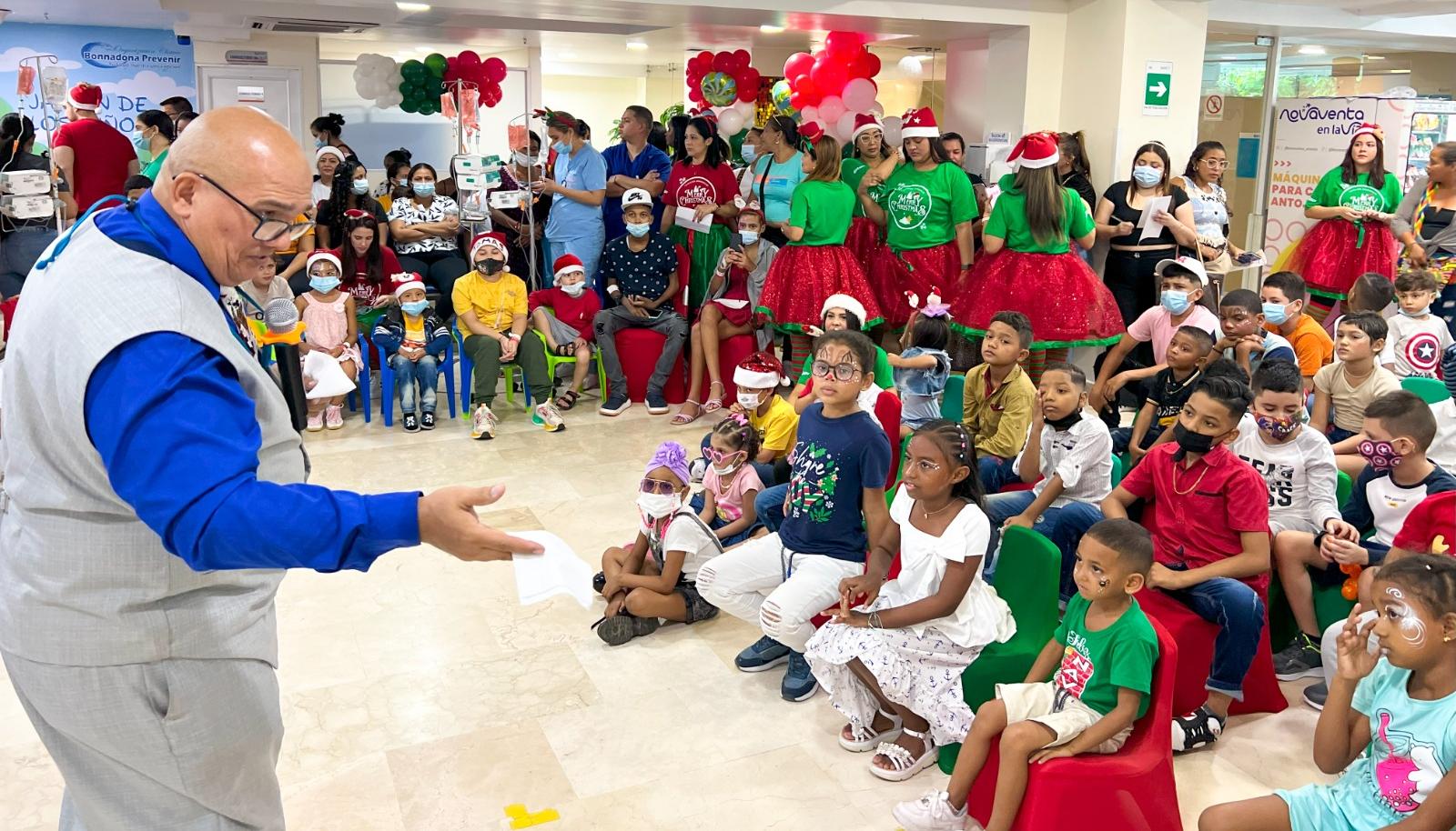Niños en la entrega de regalos de la Clínica Bonnadona.