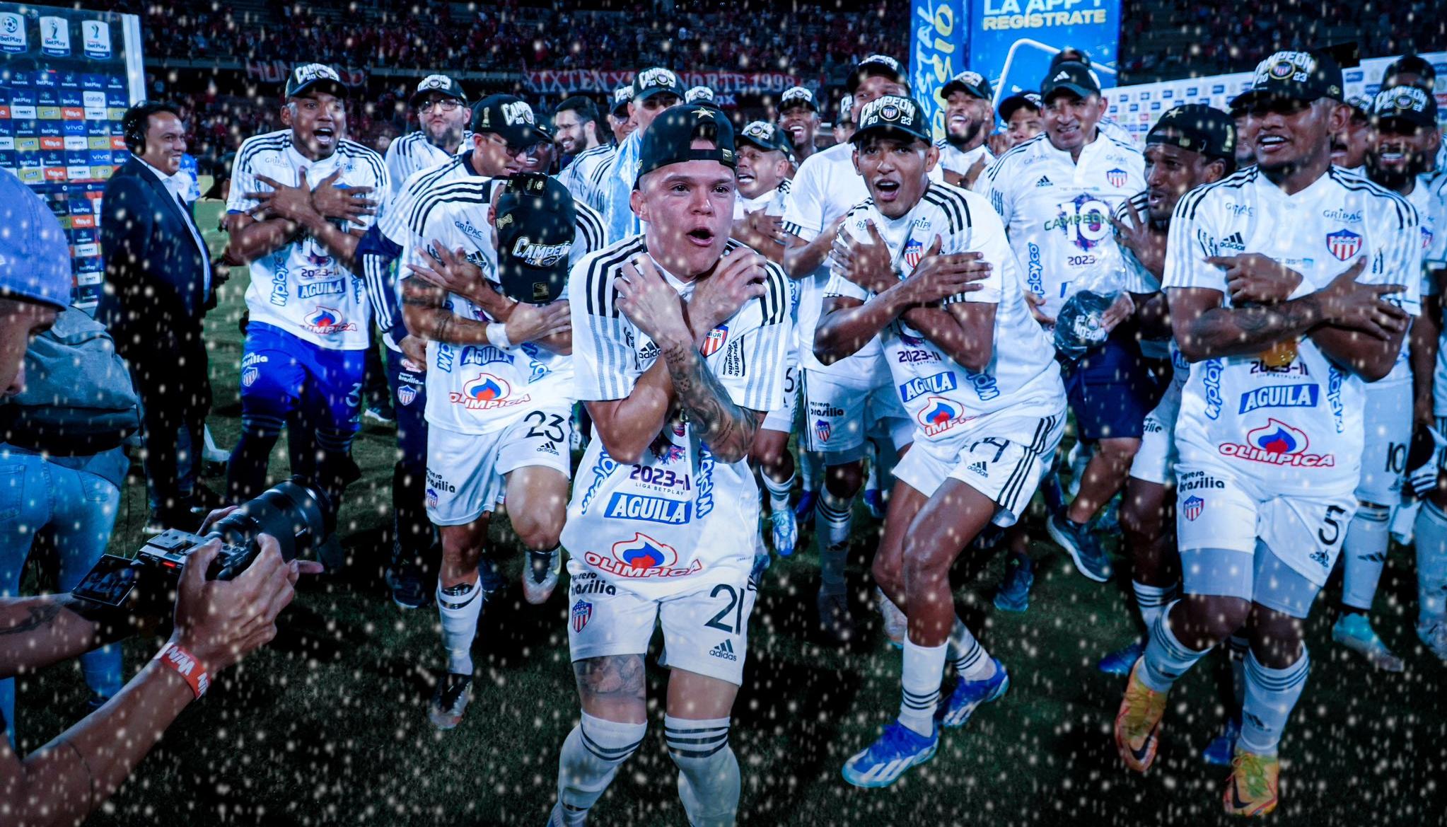Los jugadores de Junior en medio de la nevada.