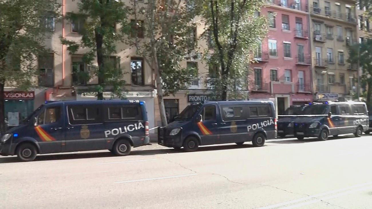 La Policía Española en medio del operativo. 