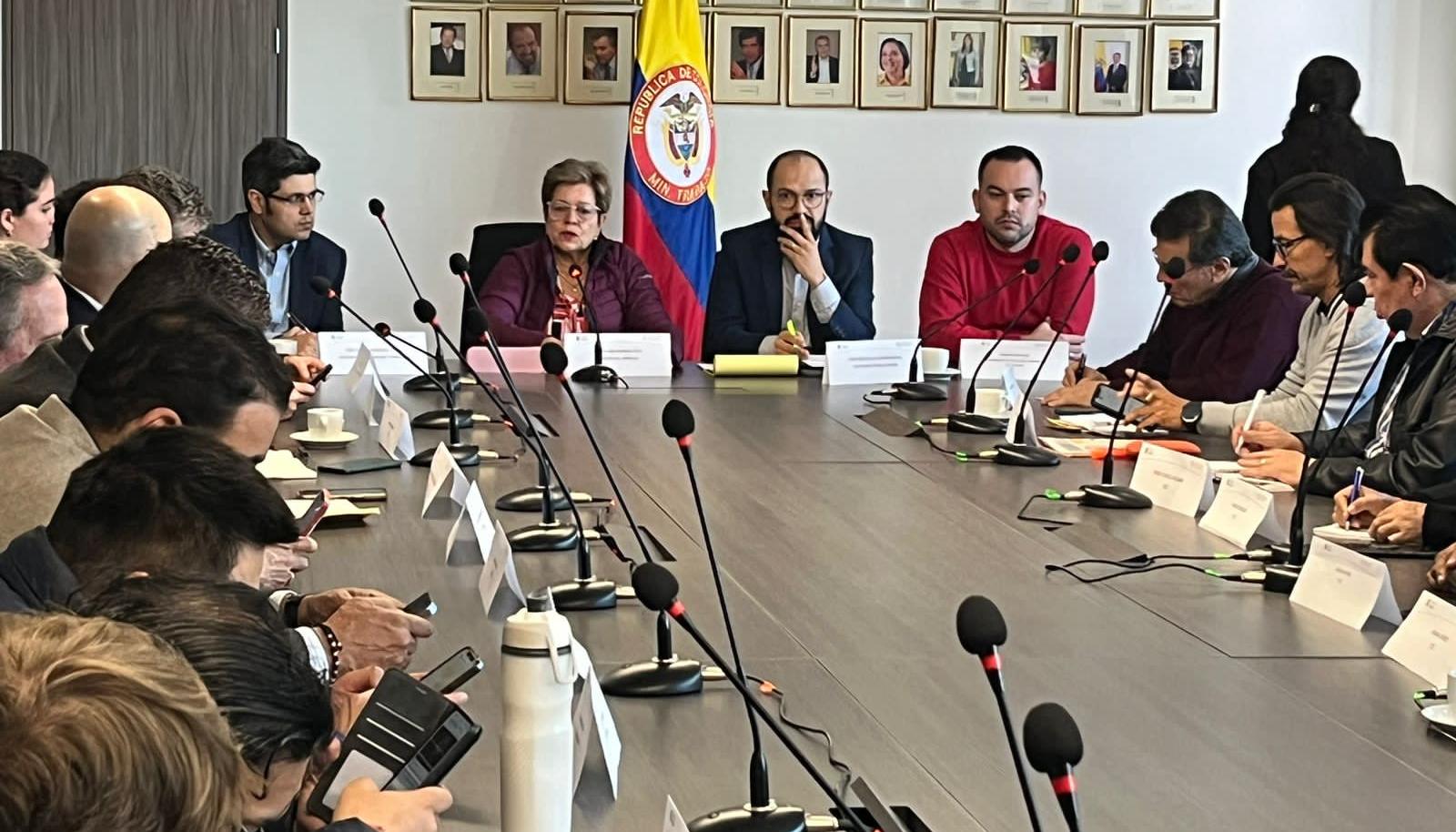La ministra de Trabajo, Gloria Ramírez, en la mesa de concertación del salario mínimo