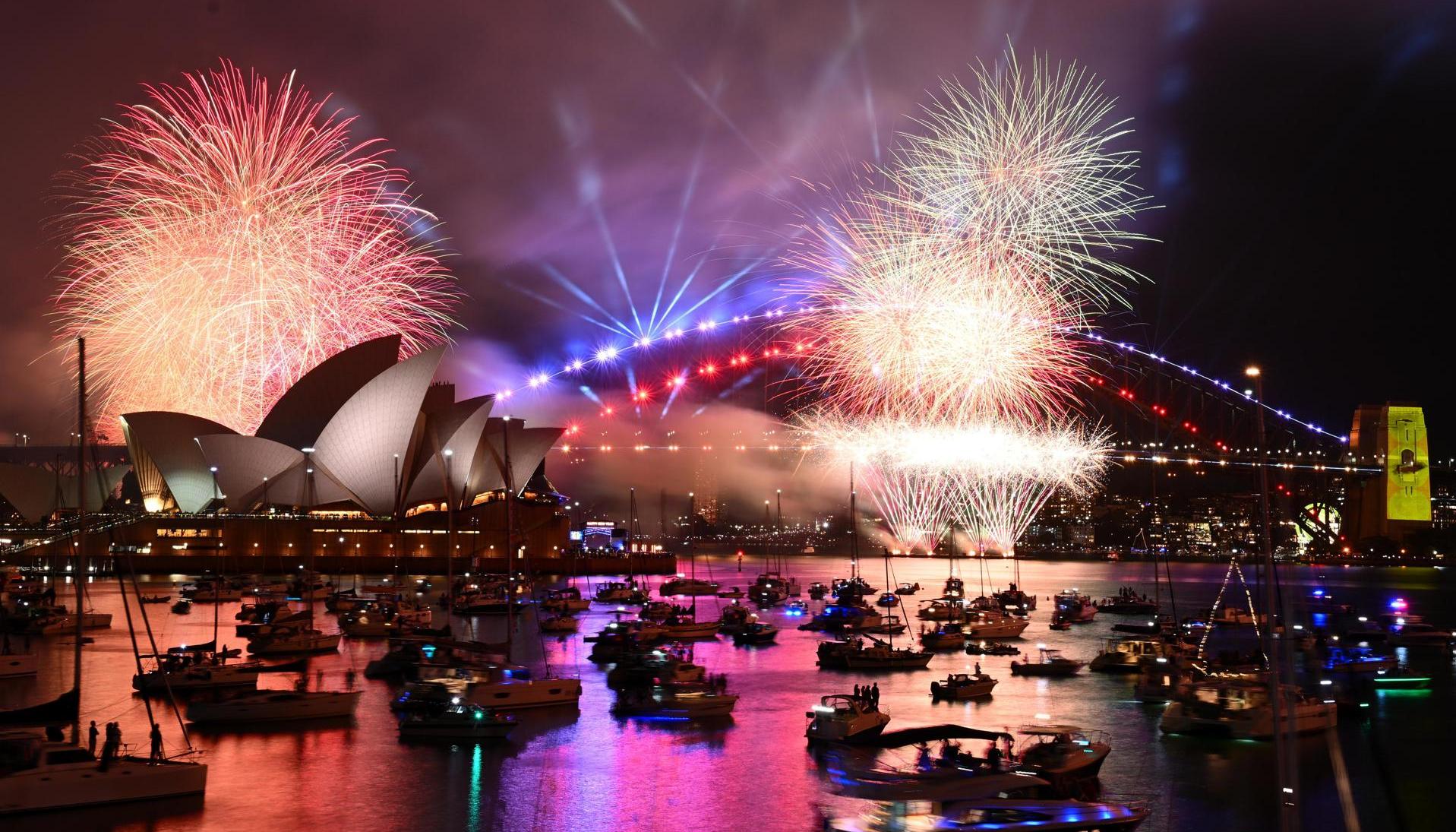 Vista de los fuegos artificiales en la ópera de Sídney para celebrar el Año Nuevo.