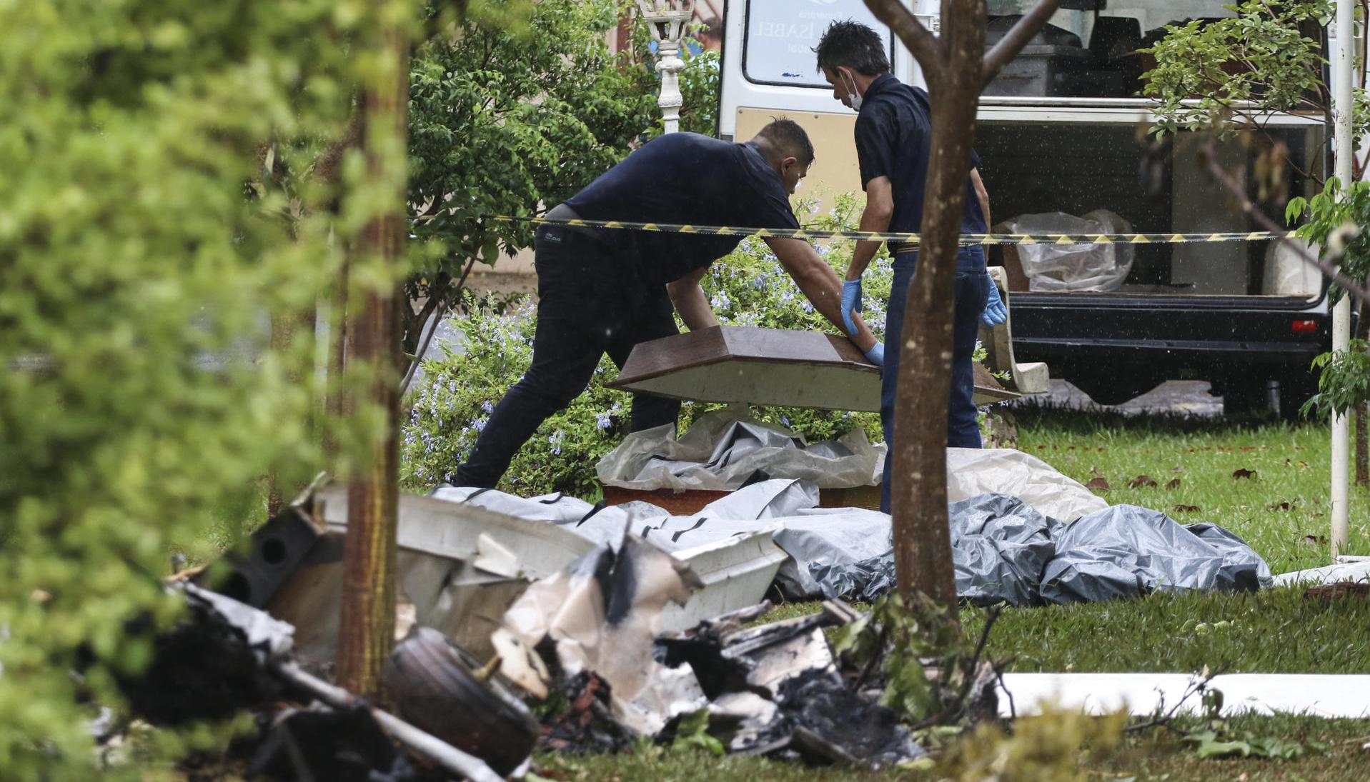 Funcionarios de Medicina Legal en el levantamiento de los cinco muertos de la avioneta accidentada