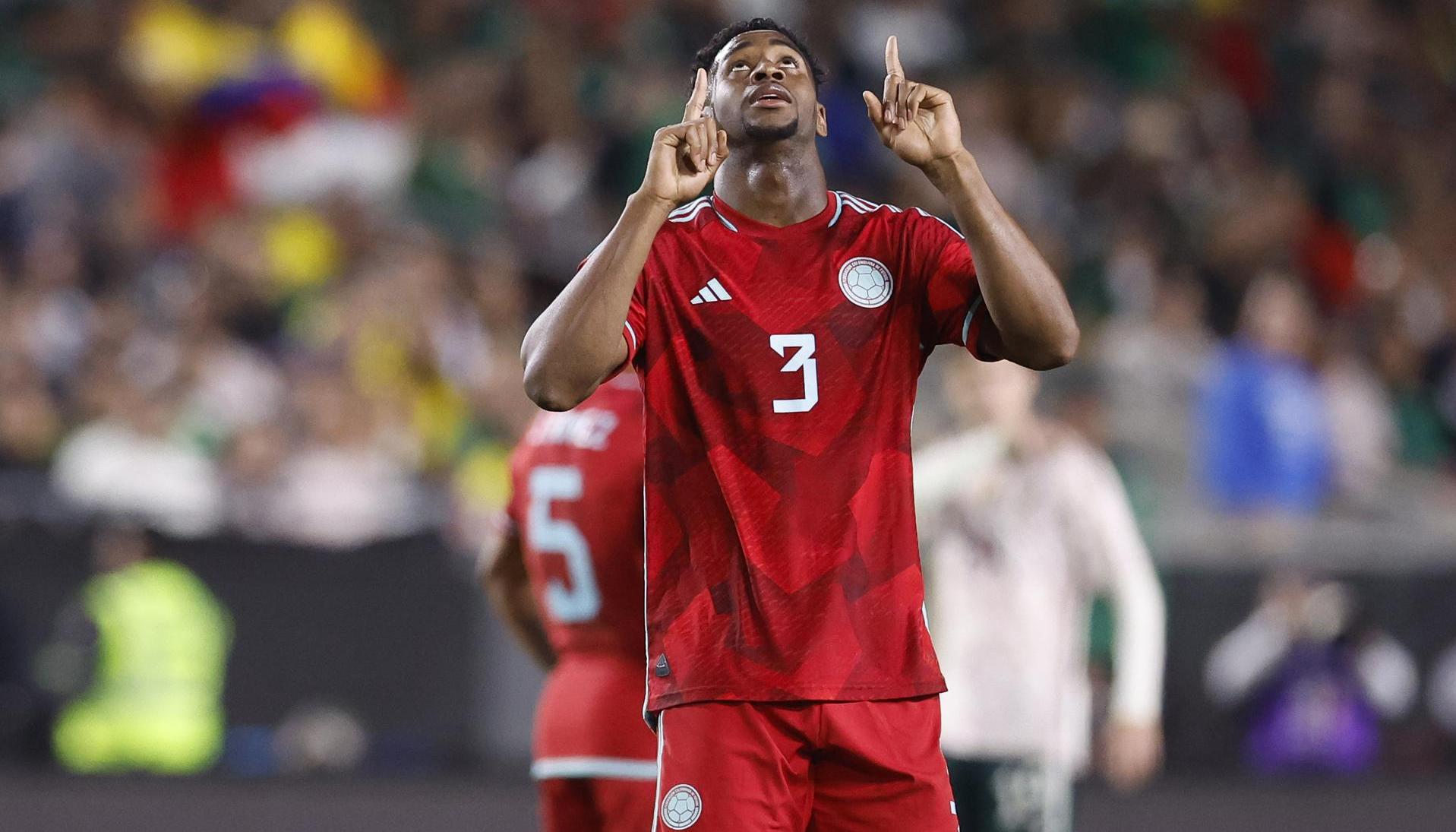 Andrés Reyes, de Colombia, celebra su gol durante el amistoso ante México.