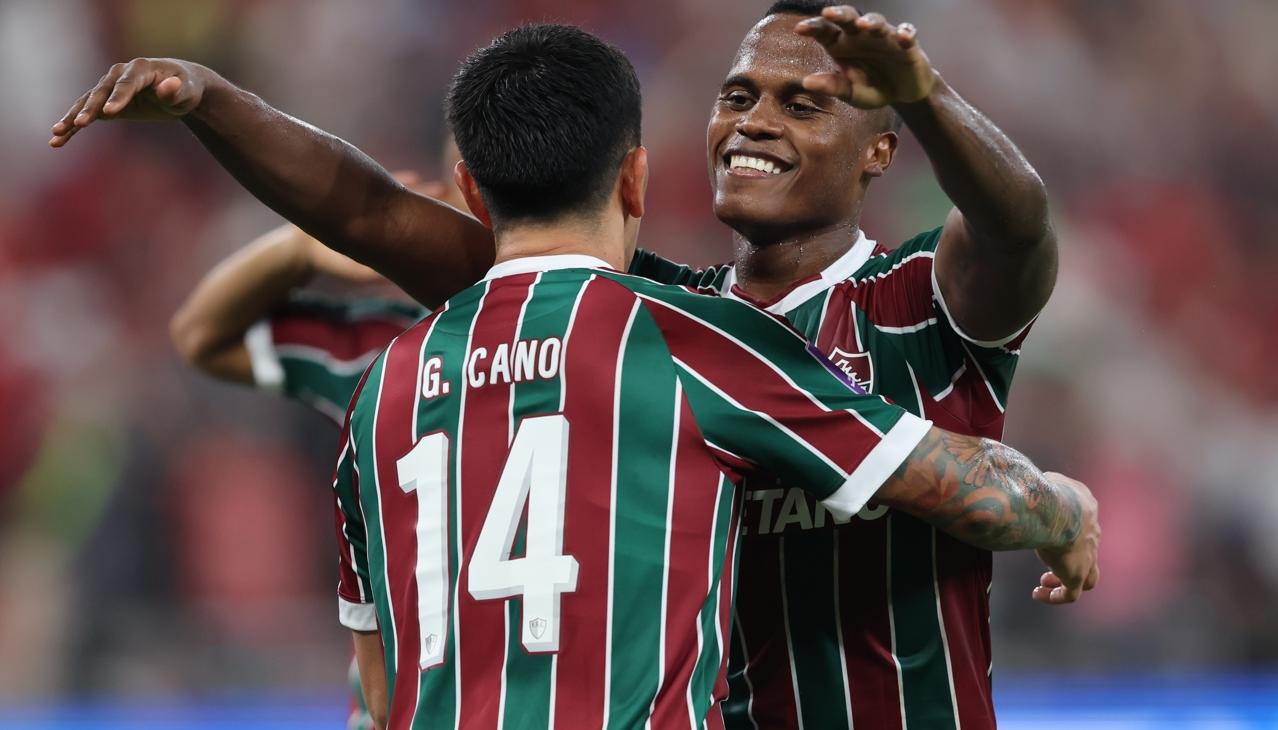 Jhon Arias celebra su gol con el argentino Germán Ezequiel Cano. 