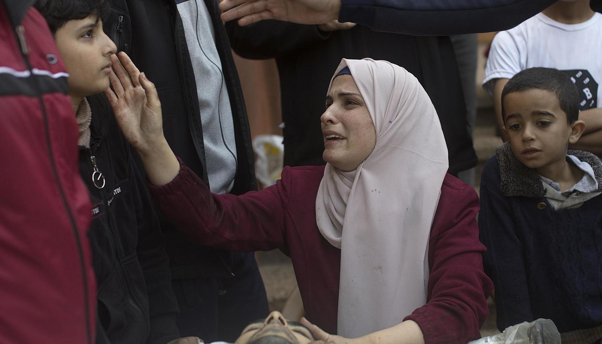 La esposa y los hijos del palestino Abdel Aziz al Rantisi, lloran en el Hospital Naser en Jan Yunis, en donde murió tras los bombardeos de Israel en Gaza.