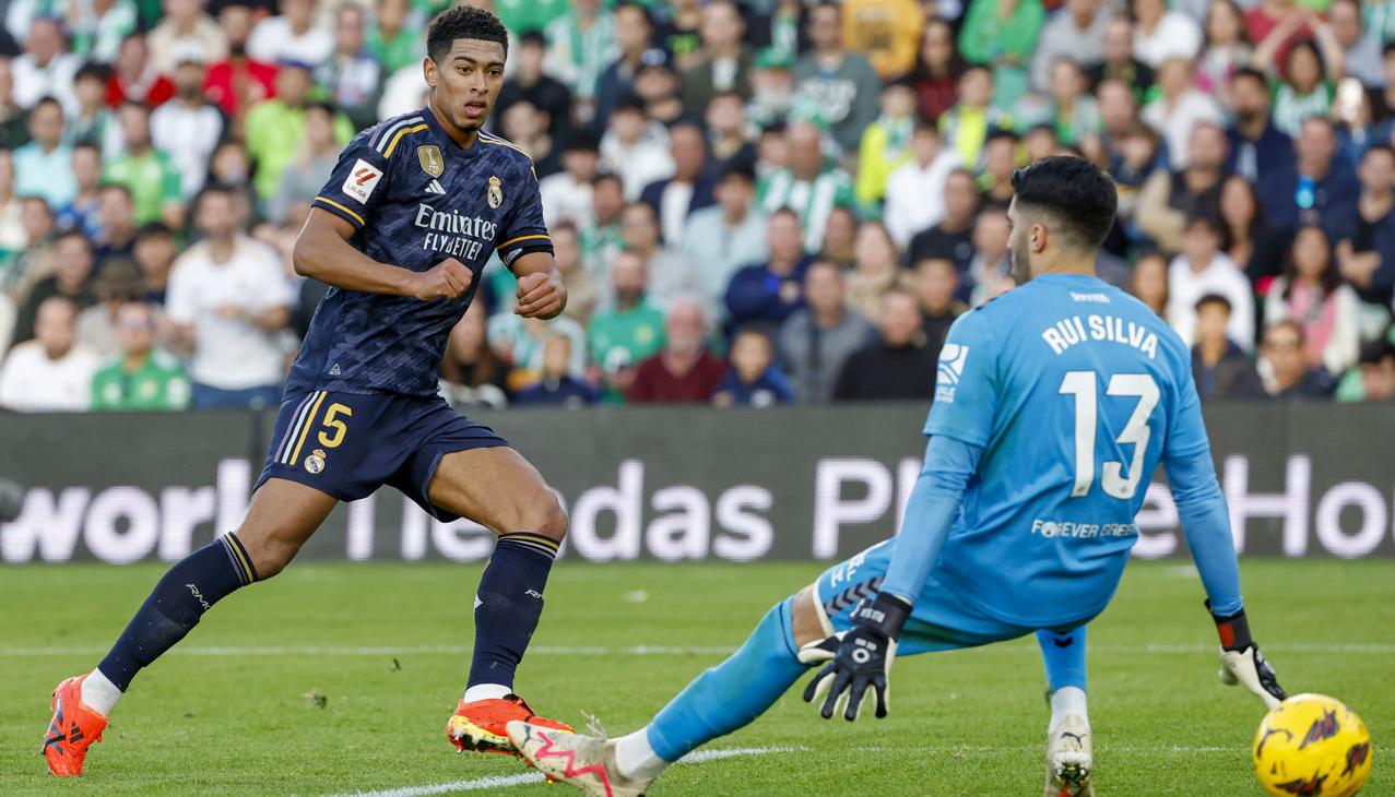 Jude Bellingham remata a la salida del portero Rui Silva para abrir el marcador ante el Betis.