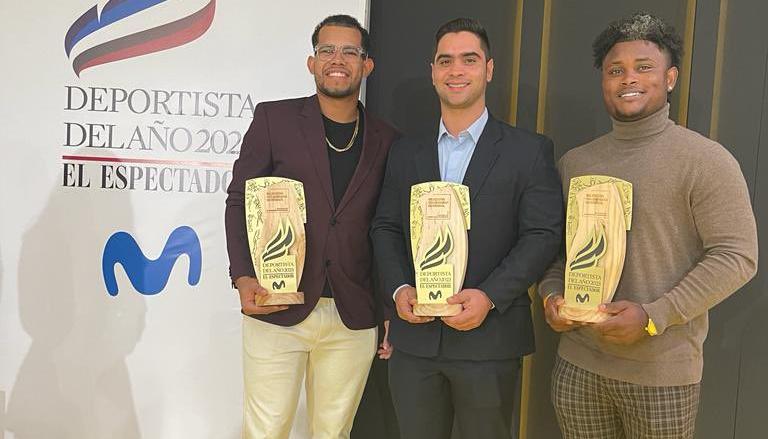 El mánager José Mosquera y los peloteros Fabián Pertuz y Dilson Herrera recibieron el premio. 