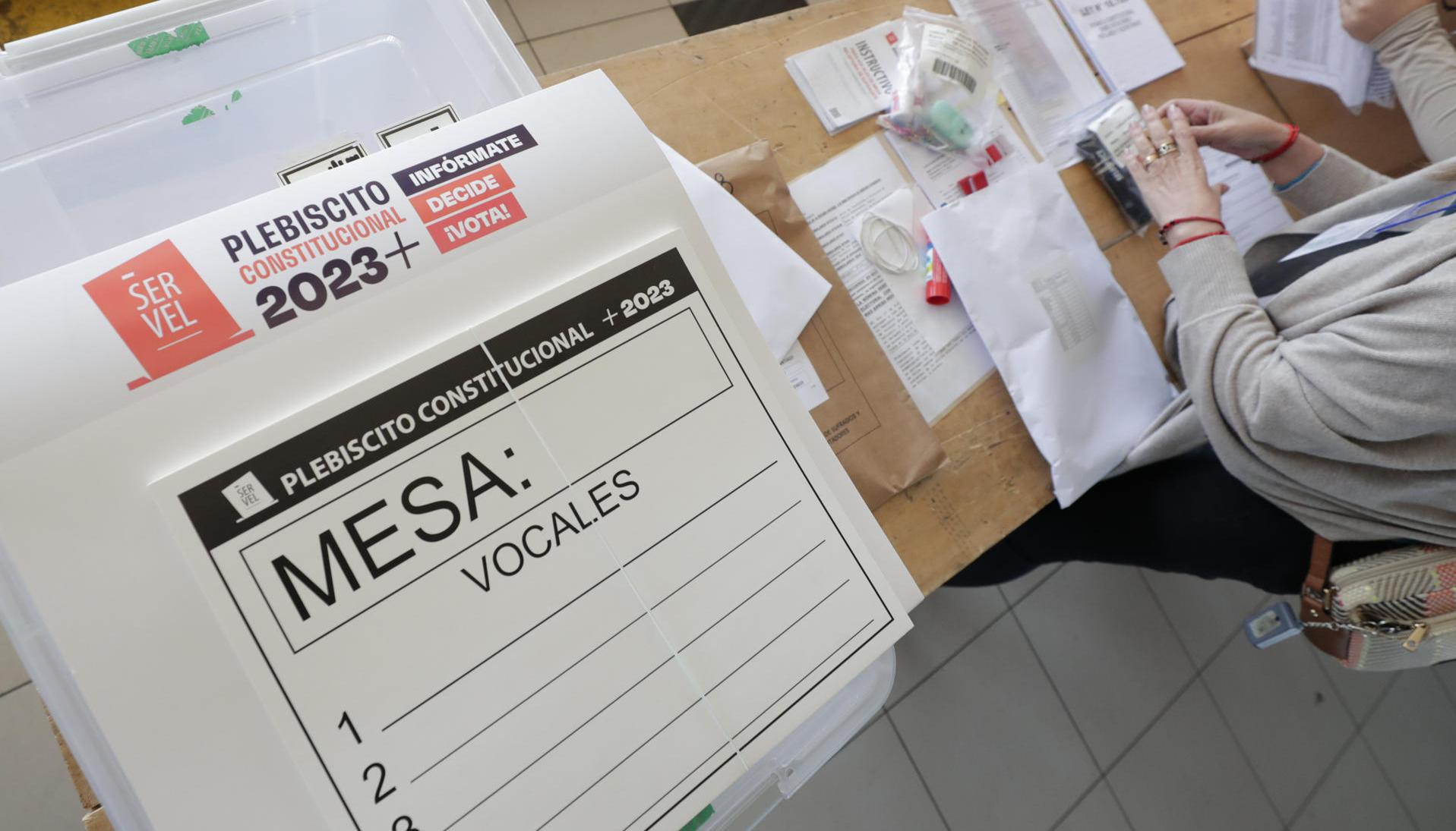 Fotografía de material para el plesbicito en el centro de votación en Chile