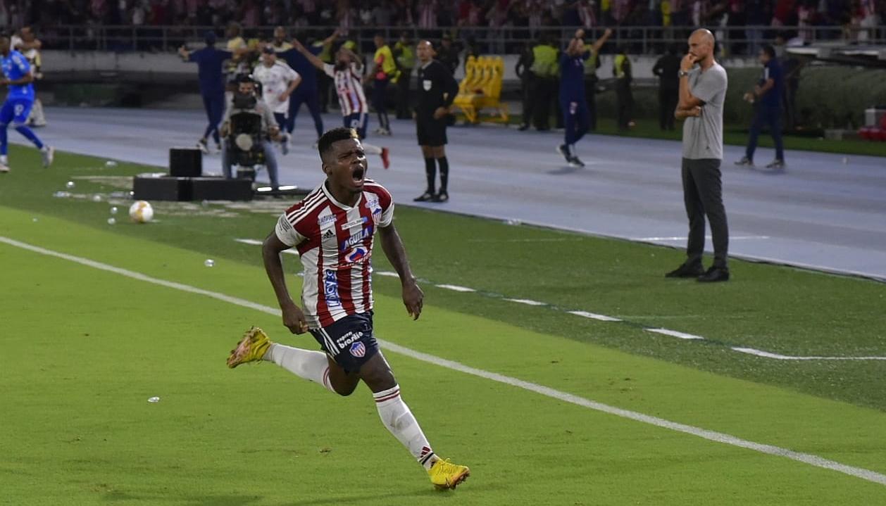 Déiber Caicedo corre a festejar su gol, con el cual Junior aseguró su paso a la final. 