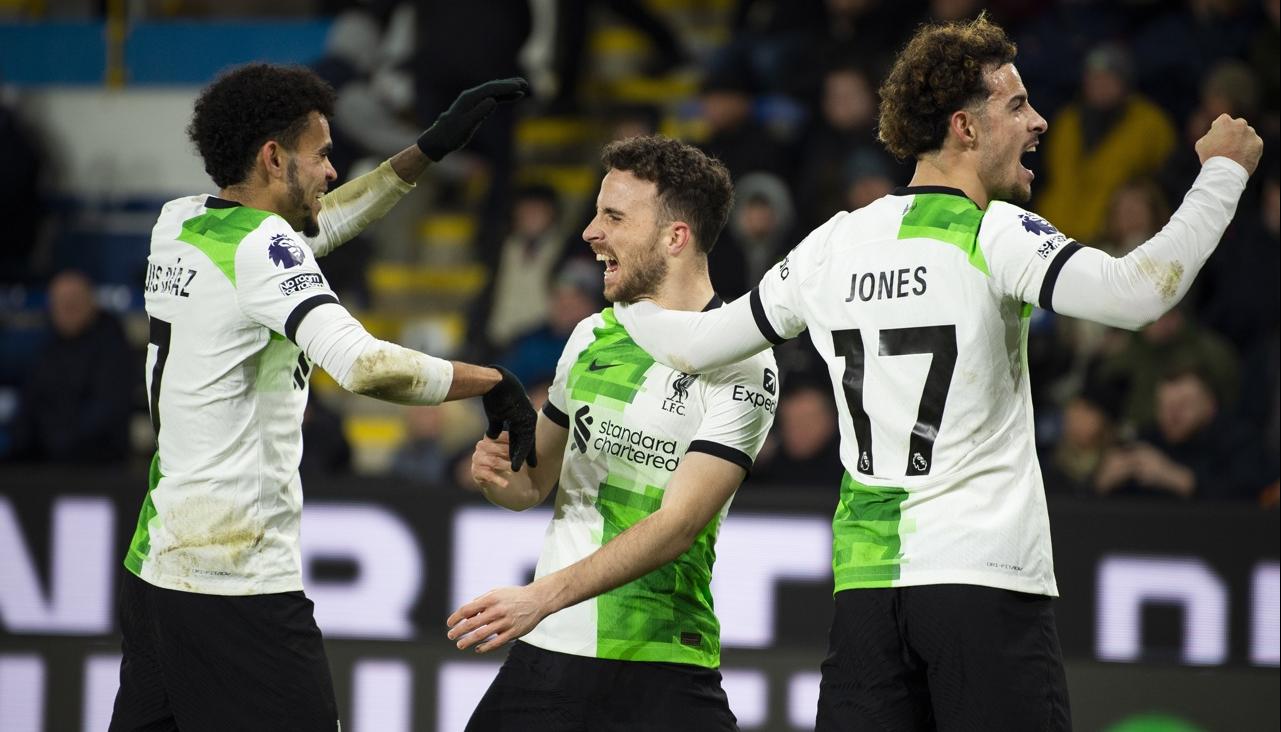 Luis Díaz celebra con Diogo Jota y Curtis Jones el segundo gol del Liverpool. 