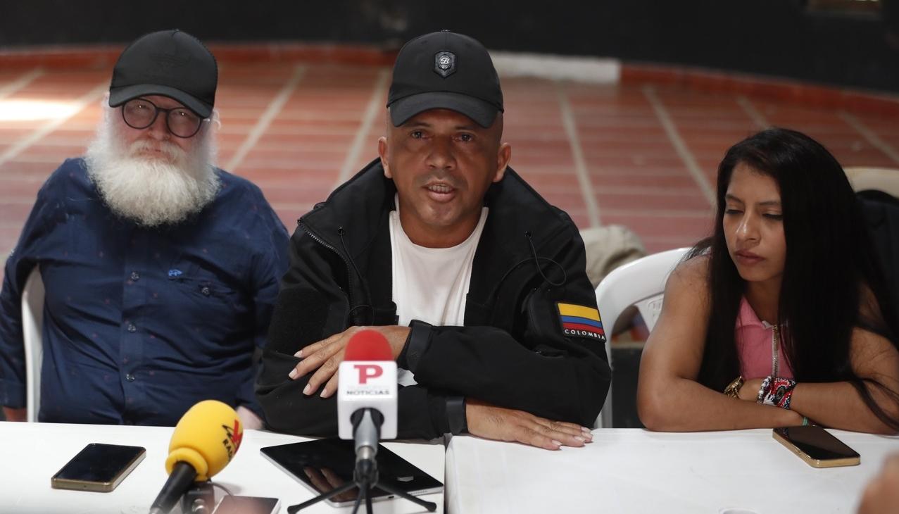 De izq. a der. Leopoldo Durán, nuevo jefe negociador de la disidencia de las FARC, Sebastián Martínez y Fernanda, durante una rueda de prensa, en Suárez.