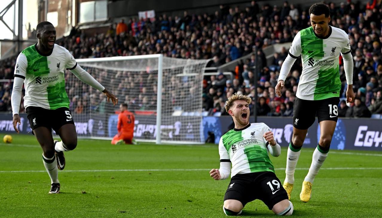Harvey Elliot celebra tras marcar el gol que le dio la victoria al Liverpool sobre el Crystal Palace. 
