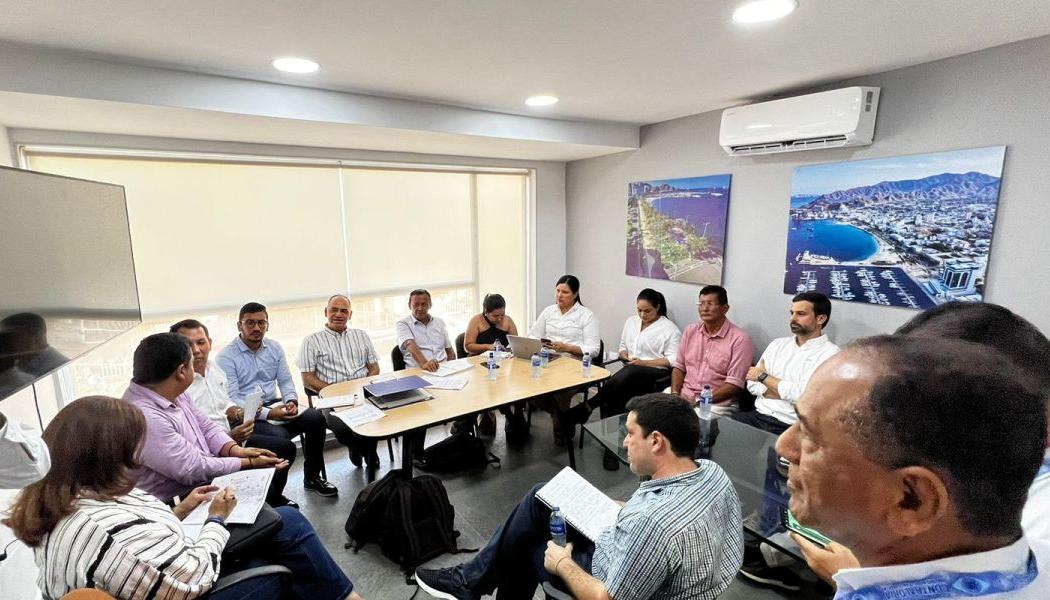 Carlos Pinedo, alcalde electo de Santa Marta en el inicio de la reunión de empalme