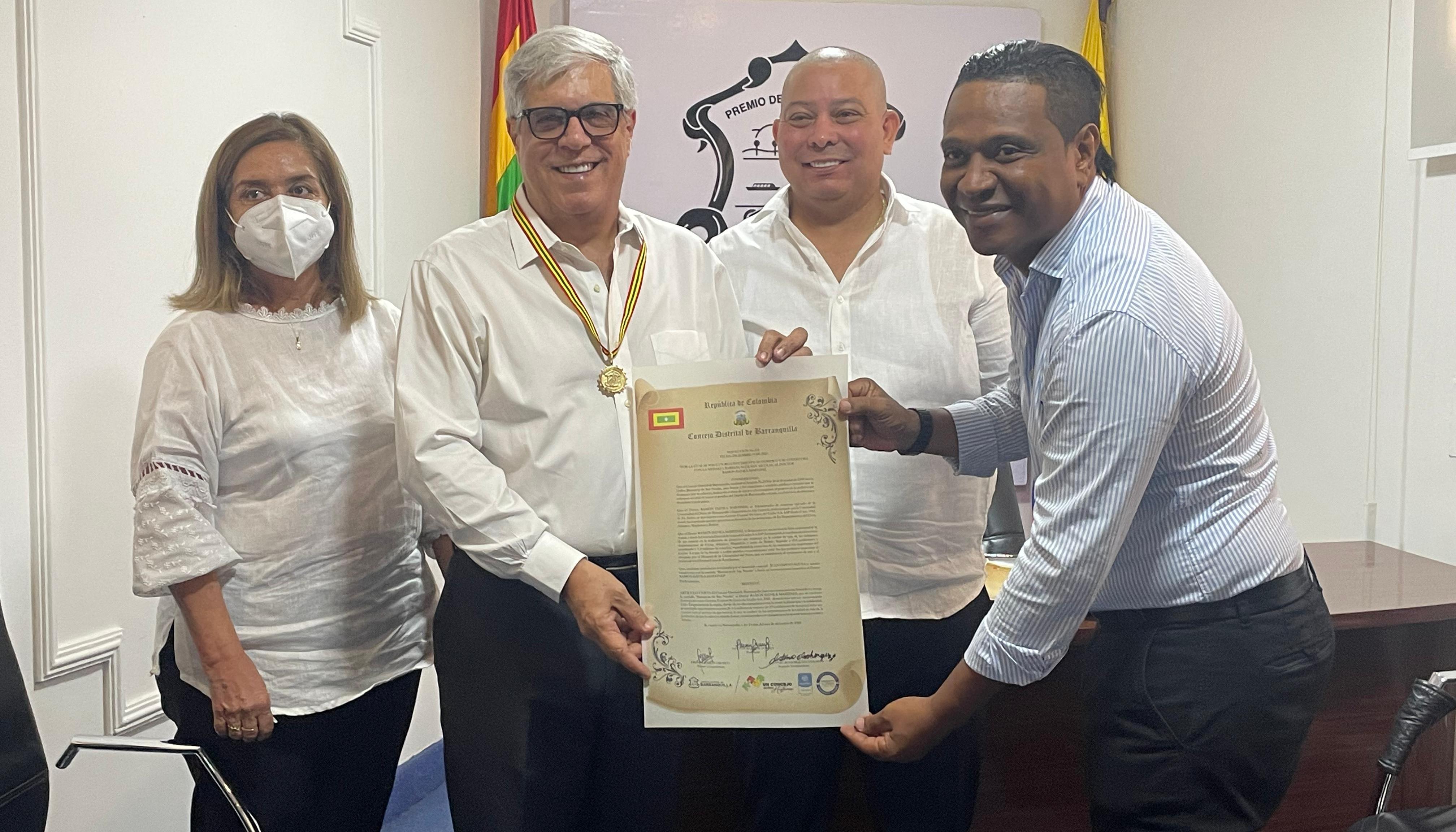 Ramón Dávila, el homenajeado, junto a los concejales Juan Carlos Ospino y Freddy Barón. Con ellos, la secretaria del Cabildo, Patricia Ríos