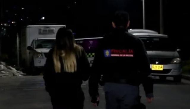 La Policía de Bogotá en el terreno baldío en el que fueron hallados los dos cuerpos.