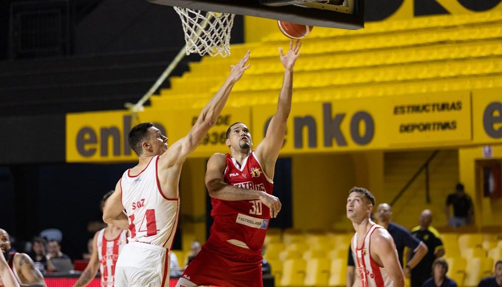 Eloy Vargas, de Titanes, durante el juego contra Instituto de Argentina. 